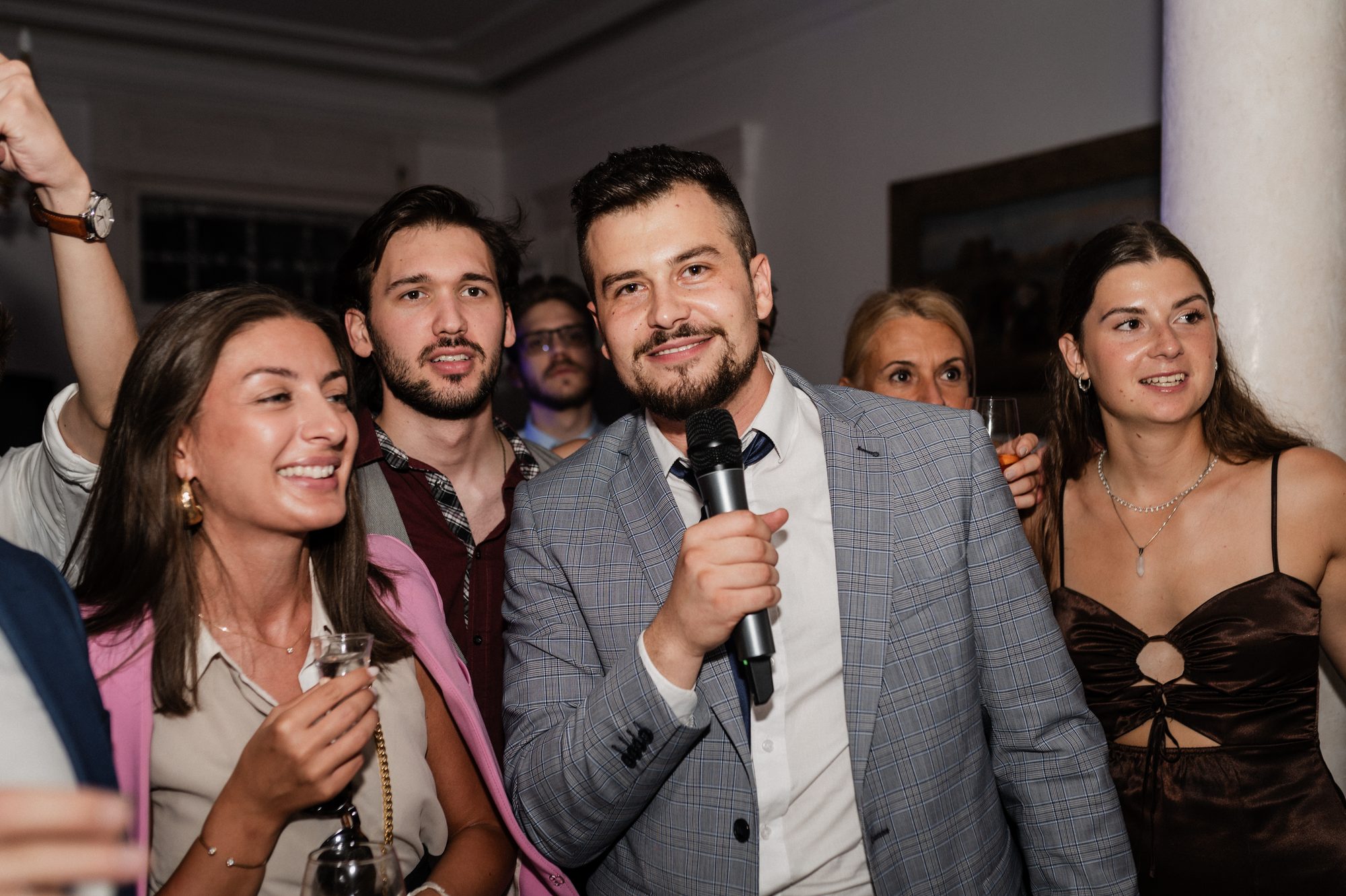 Nevető vendégek egy valódi Flashback-esküvőn